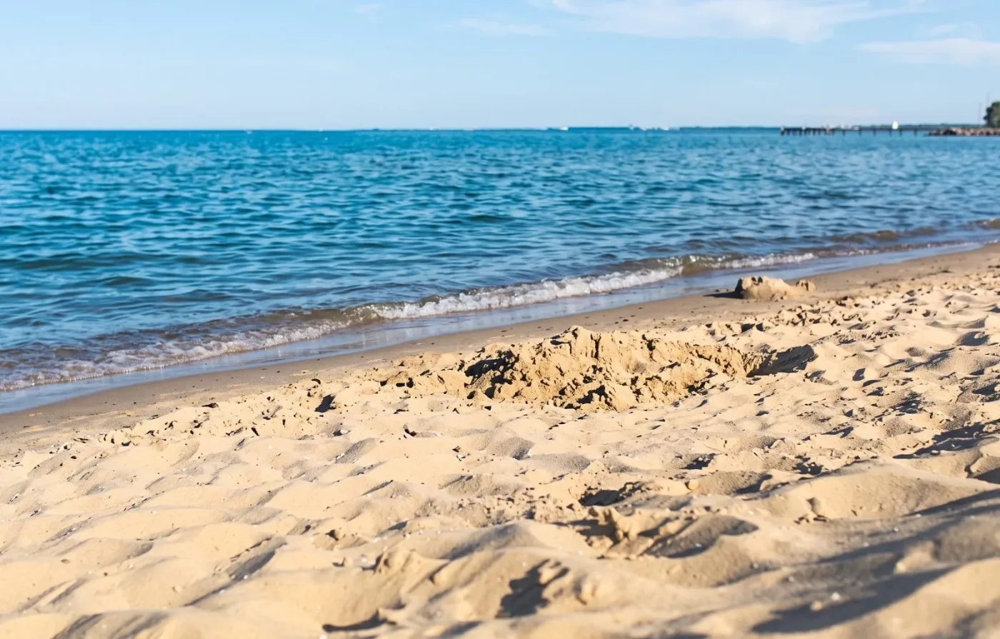 La playa atlántica al caer la tarde, a minutos de las viñas