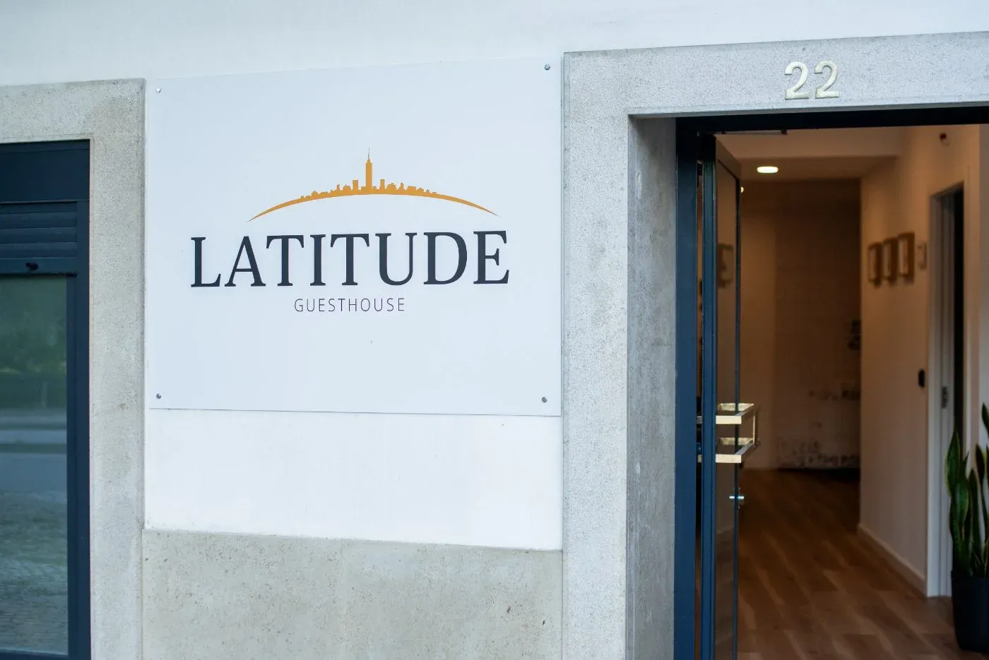 Entrada da Latitude Guesthouse